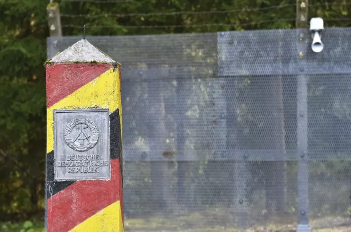 Gerahmter Druck : Grenzübergang an der ehemaligen DDR-Grenze Gerahmter Druck : Grenzübergang an der ehemaligen DDR-Grenze