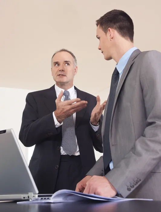 Gerahmter Druck : Chef und Auszubildender arbeiten gemeinsam an einem Computer. Gerahmter Druck : Chef und Auszubildender arbeiten gemeinsam an einem Computer.