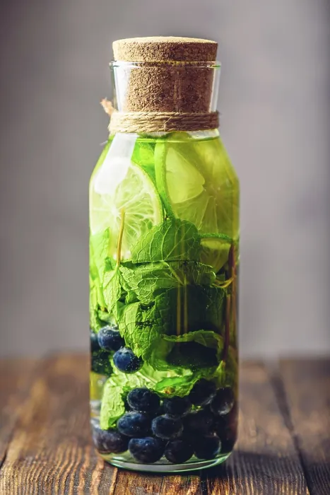 Gerahmter Druck : Flasche Reinigungs-Wasser mit Zitrone. Gerahmter Druck : Flasche Reinigungs-Wasser mit Zitrone.