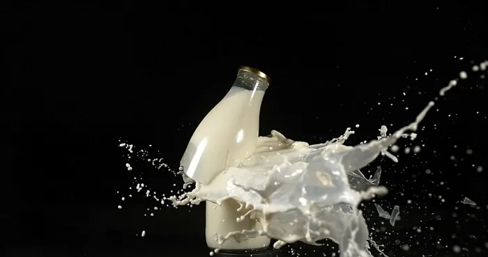 Gerahmter Druck : Flasche Milch explodiert gegen schwarzen Hintergrund. Gerahmter Druck : Flasche Milch explodiert gegen schwarzen Hintergrund.