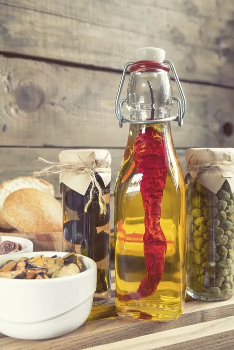 Gerahmter Druck : Flasche Olivenöl mit Chili Gerahmter Druck : Flasche Olivenöl mit Chili