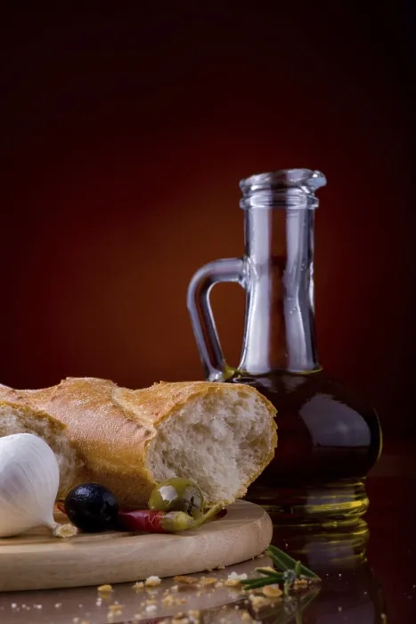 Gerahmter Druck : Ein Flasche mit Olivenöl auf dem Tisch. Gerahmter Druck : Ein Flasche mit Olivenöl auf dem Tisch.