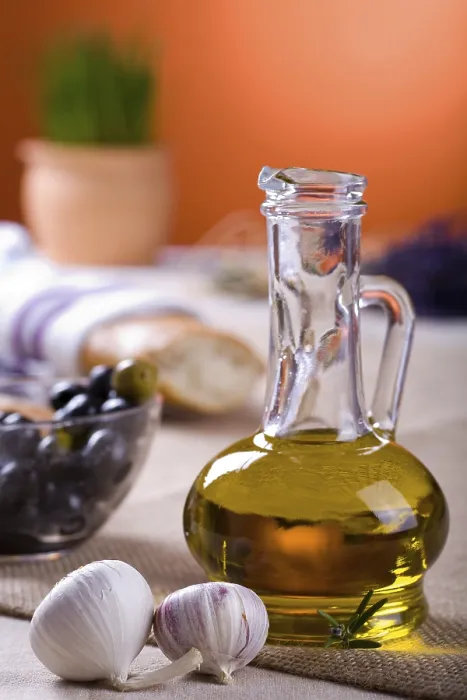 Gerahmter Druck : Ein Flasche mit Olivenöl auf dem Tisch. Gerahmter Druck : Ein Flasche mit Olivenöl auf dem Tisch.