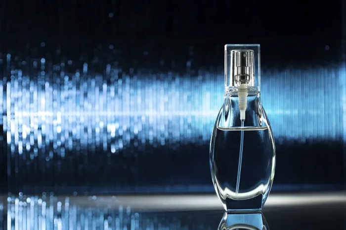 Gerahmter Druck : Flasche mit Parfüm auf abstraktem blauen Hintergrund. Gerahmter Druck : Flasche mit Parfüm auf abstraktem blauen Hintergrund.