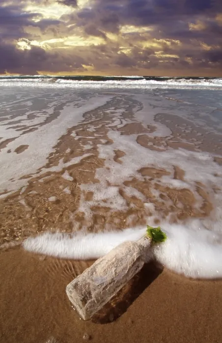 Gerahmter Druck : Flaschenpost wurde von einer Flasche am Strand gewaschen. Gerahmter Druck : Flaschenpost wurde von einer Flasche am Strand gewaschen.
