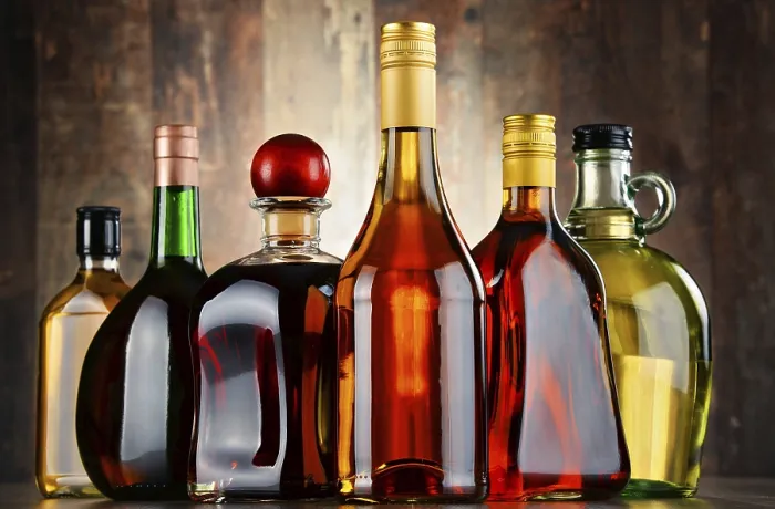 Gerahmter Druck : Flaschen verschiedener alkoholischer Getränke Gerahmter Druck : Flaschen verschiedener alkoholischer Getränke