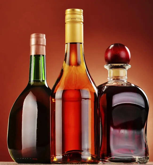 Gerahmter Druck : Flaschen verschiedener alkoholischer Getränke. Gerahmter Druck : Flaschen verschiedener alkoholischer Getränke.