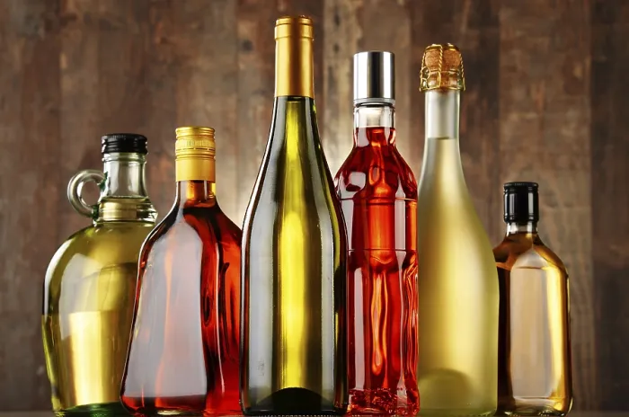 Gerahmter Druck : Flaschen verschiedener alkoholischer Getränke Gerahmter Druck : Flaschen verschiedener alkoholischer Getränke