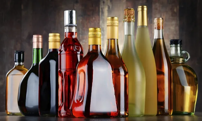 Gerahmter Druck : Flaschen verschiedener alkoholischer Getränke. Gerahmter Druck : Flaschen verschiedener alkoholischer Getränke.