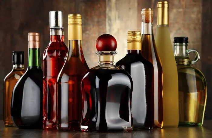 Gerahmter Druck : Flaschen verschiedener alkoholischer Getränke. Gerahmter Druck : Flaschen verschiedener alkoholischer Getränke.