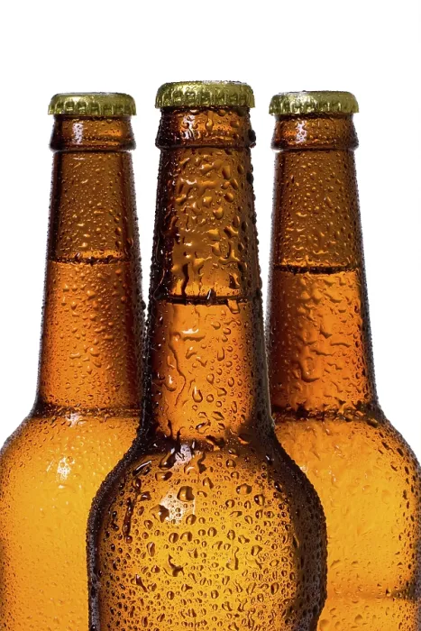 Gerahmter Druck : Flaschen Bier über weißem Hintergrund. Gerahmter Druck : Flaschen Bier über weißem Hintergrund.