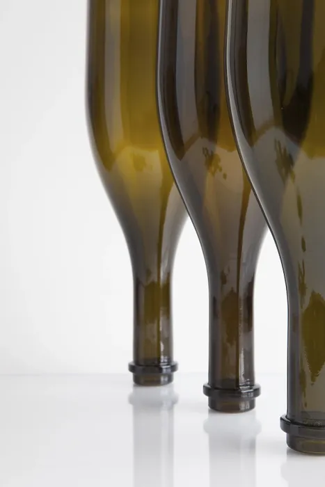 Gerahmter Druck : Drei leere Weinflaschen. Gerahmter Druck : Drei leere Weinflaschen.