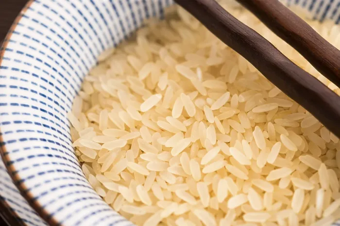 Gerahmter Druck : Schüssel mit halbgarem Reis für Risotto Gerahmter Druck : Schüssel mit halbgarem Reis für Risotto