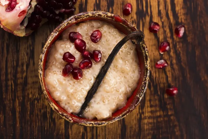 Gerahmter Druck : Ein Teller Tau-Pudding mit Vanille und Pflaume. Gerahmter Druck : Ein Teller Tau-Pudding mit Vanille und Pflaume.