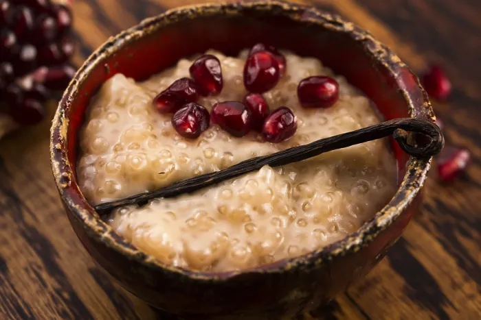 Gerahmter Druck : Ein Teller Tau-Pudding mit Vanille und Granatapfel. Gerahmter Druck : Ein Teller Tau-Pudding mit Vanille und Granatapfel.