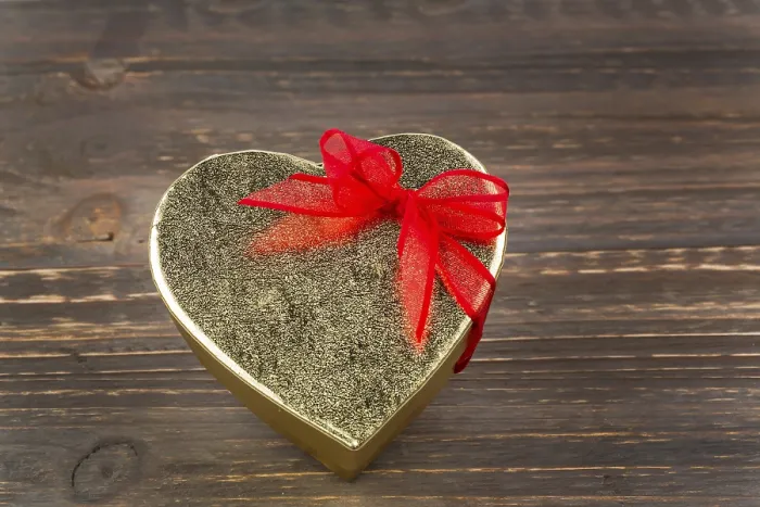 Gerahmter Druck : Ein Schachtel für ein Geschenk in Form eines Herzens. Gerahmter Druck : Ein Schachtel für ein Geschenk in Form eines Herzens.