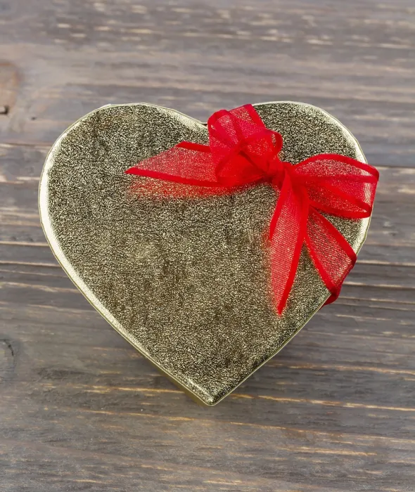 Gerahmter Druck : Ein Kasten für ein Geschenk in Form eines Herzens. Gerahmter Druck : Ein Kasten für ein Geschenk in Form eines Herzens.
