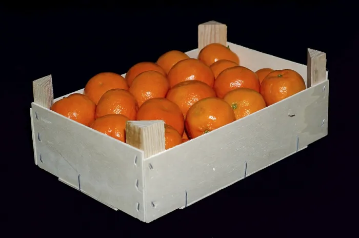 Gerahmter Druck : Karton mit Orangen auf schwarzem Hintergrund. Gerahmter Druck : Karton mit Orangen auf schwarzem Hintergrund.
