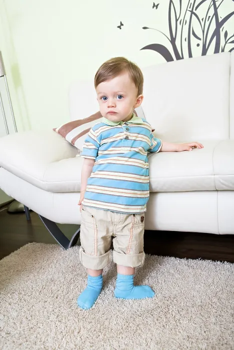 Gerahmter Druck : Junge, 1 Jahr, steht vor einem Sofa. Gerahmter Druck : Junge, 1 Jahr, steht vor einem Sofa.