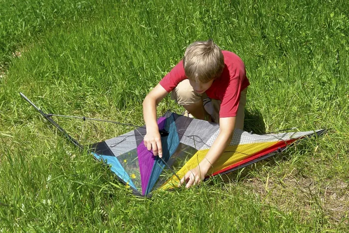 Gerahmter Druck : Ein Junge montiert ein Stuntkite. Gerahmter Druck : Ein Junge montiert ein Stuntkite.
