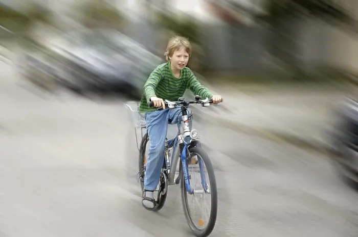Gerahmter Druck : Junge auf Fahrrad Gerahmter Druck : Junge auf Fahrrad