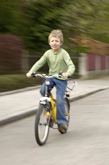 Gerahmter Druck : Junge auf Fahrrad Gerahmter Druck : Junge auf Fahrrad