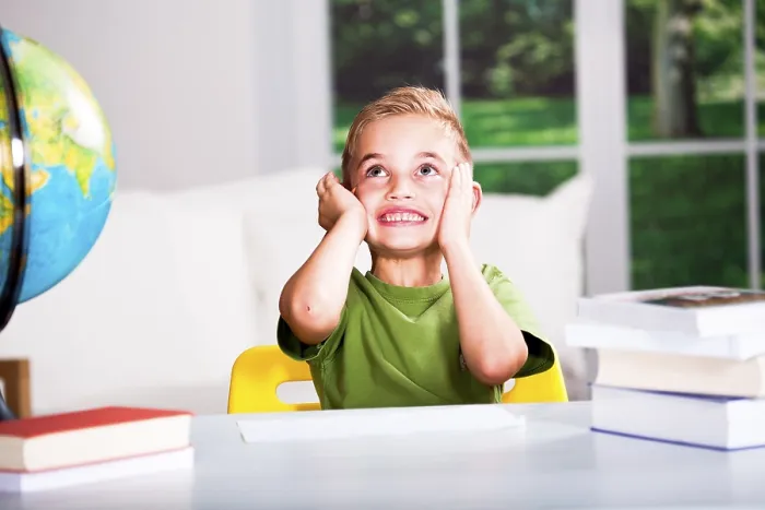 Gerahmter Druck : Junge mit Büchern an einem Tisch. Gerahmter Druck : Junge mit Büchern an einem Tisch.
