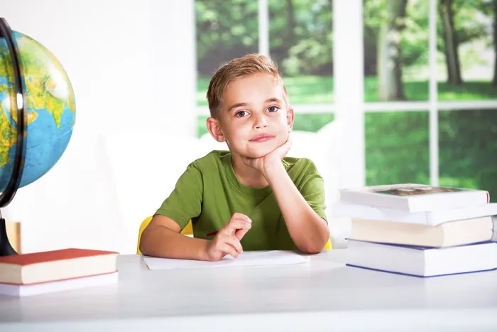 Gerahmter Druck : Junge mit Büchern an einem Tisch. Gerahmter Druck : Junge mit Büchern an einem Tisch.