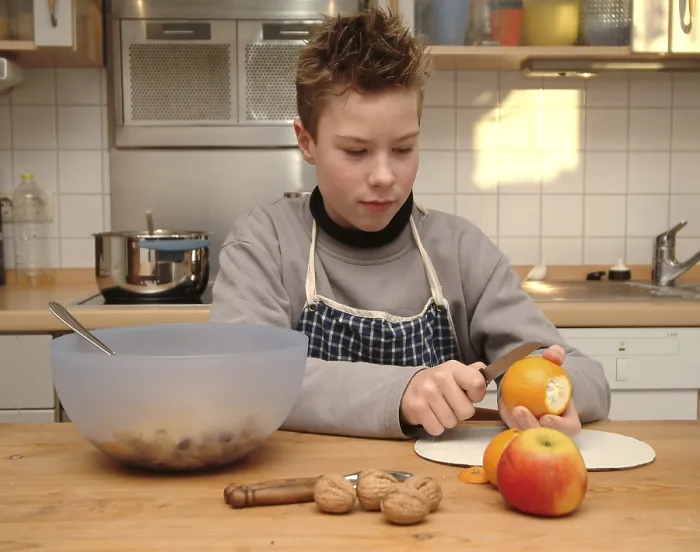 Gerahmter Druck : Der Junge kocht. Gerahmter Druck : Der Junge kocht.