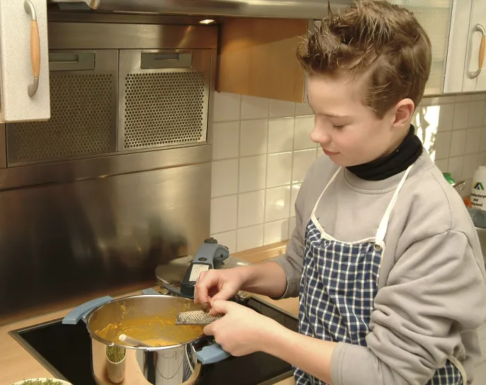 Gerahmter Druck : Junge kocht. Gerahmter Druck : Junge kocht.