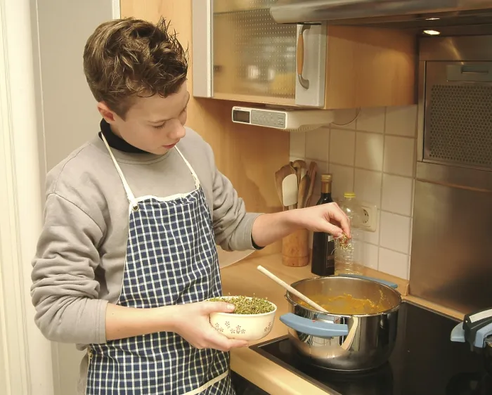 Gerahmter Druck : Der Junge kocht. Gerahmter Druck : Der Junge kocht.