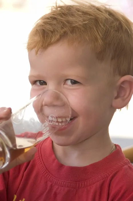 Gerahmter Druck : Junge trinkt aus einem Glas. Gerahmter Druck : Junge trinkt aus einem Glas.