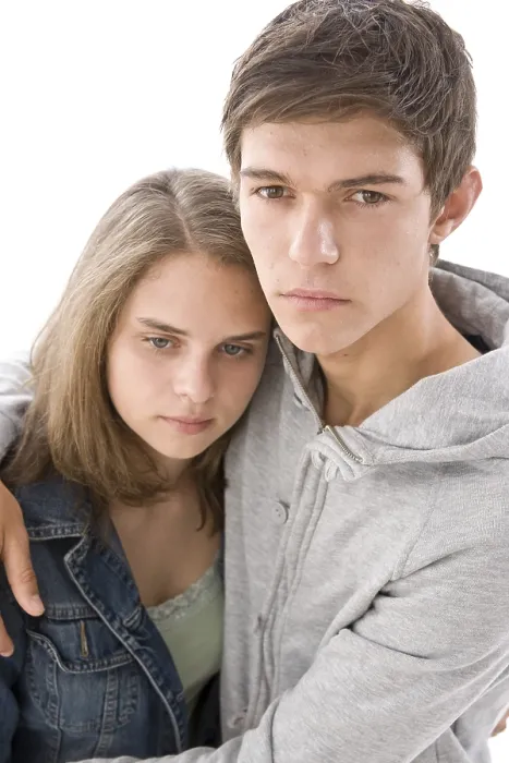 Gerahmter Druck : Junge umarmt seine Freundin. Gerahmter Druck : Junge umarmt seine Freundin.