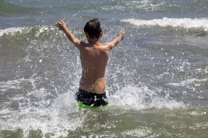 Gerahmter Druck : Der Junge hat Spaß am Meer. Gerahmter Druck : Der Junge hat Spaß am Meer.