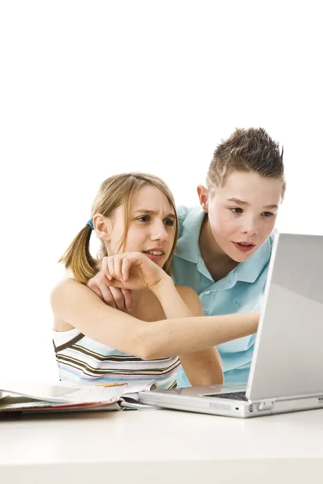 Gerahmter Druck : Junge und Mädchen lernen gemeinsam mit einem Computer. Gerahmter Druck : Junge und Mädchen lernen gemeinsam mit einem Computer.
