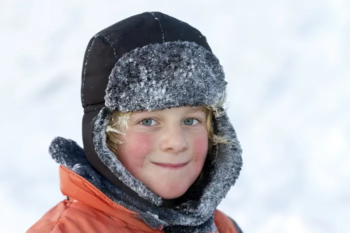 Gerahmter Druck : Junge mit Hut im Winter, Portrait. Gerahmter Druck : Junge mit Hut im Winter, Portrait.