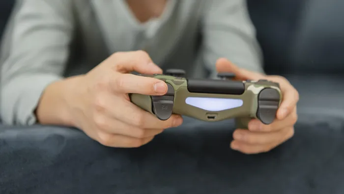 Gerahmter Druck : Ein Junge spielt mit einem Controller. Gerahmter Druck : Ein Junge spielt mit einem Controller.