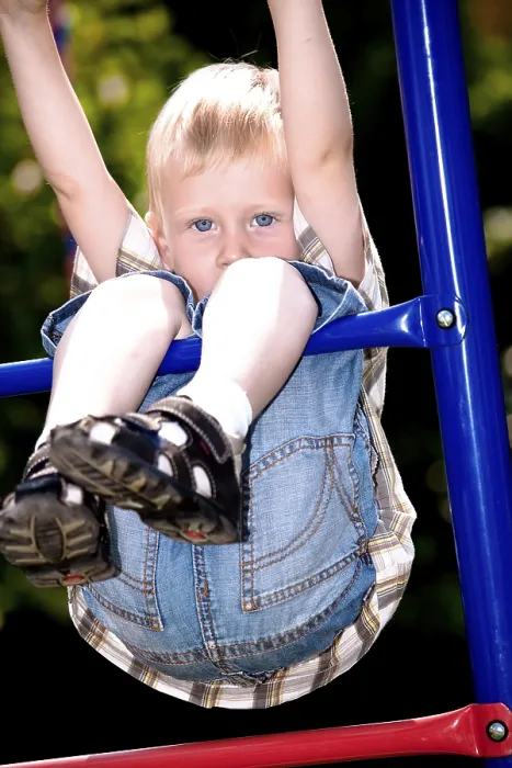 Gerahmter Druck : Ein Junge spielt auf dem Spielplatz. Gerahmter Druck : Ein Junge spielt auf dem Spielplatz.