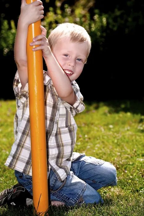 Gerahmter Druck : Ein Junge spielt auf dem Spielplatz. Gerahmter Druck : Ein Junge spielt auf dem Spielplatz.