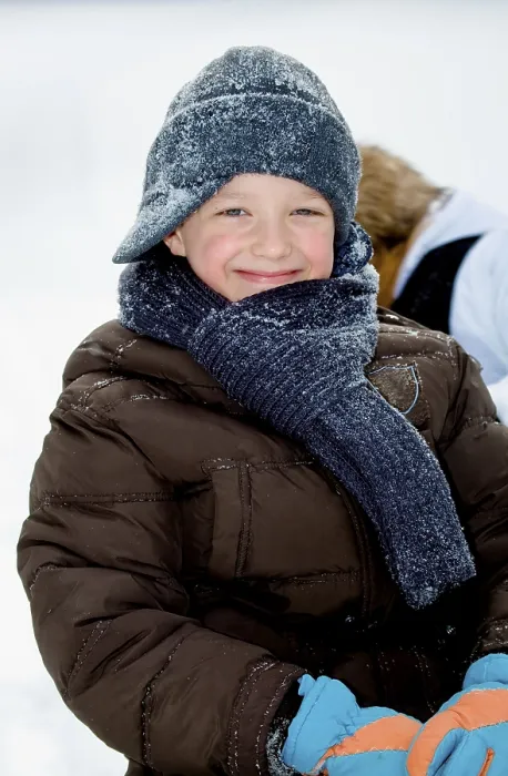 Gerahmter Druck : Ein Junge spielt im Schnee. Gerahmter Druck : Ein Junge spielt im Schnee.