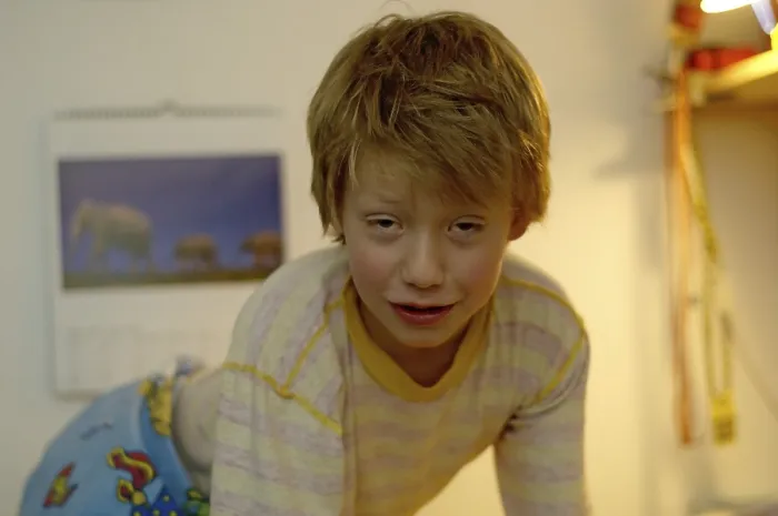 Gerahmter Druck : Junge in Pyjama Gerahmter Druck : Junge in Pyjama