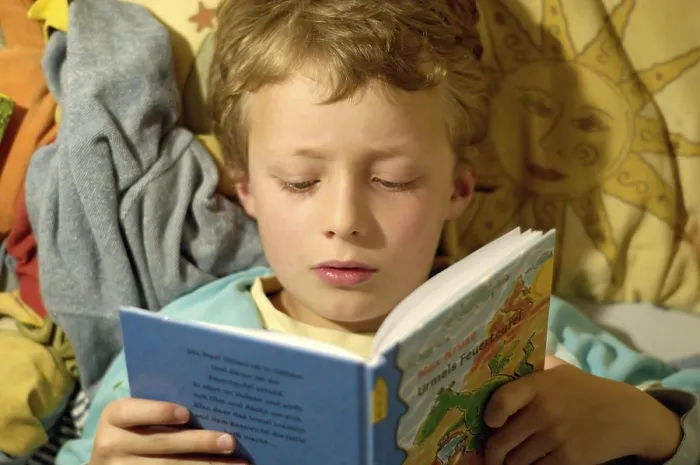 Gerahmter Druck : Junge liest im Bett. Gerahmter Druck : Junge liest im Bett.