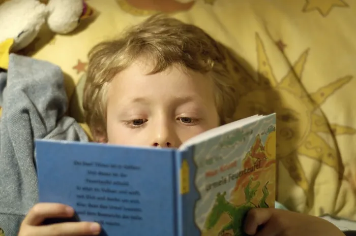 Gerahmter Druck : Junge liest im Bett. Gerahmter Druck : Junge liest im Bett.