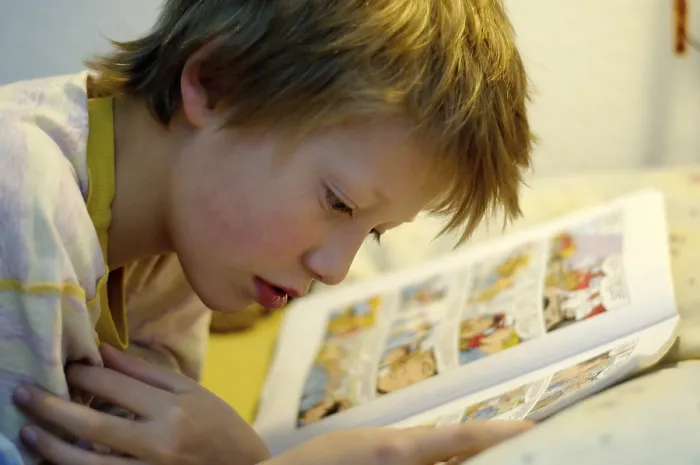 Gerahmter Druck : Junge liest in Bett. Gerahmter Druck : Junge liest in Bett.