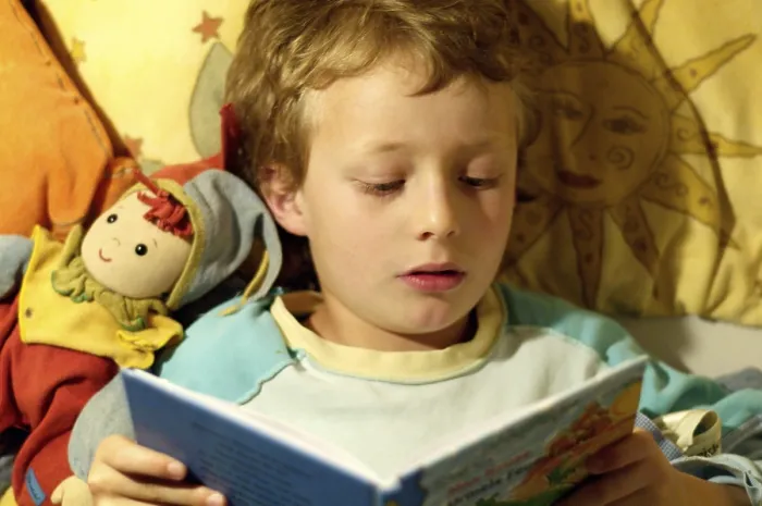 Gerahmter Druck : Junge liest im Bett. Gerahmter Druck : Junge liest im Bett.