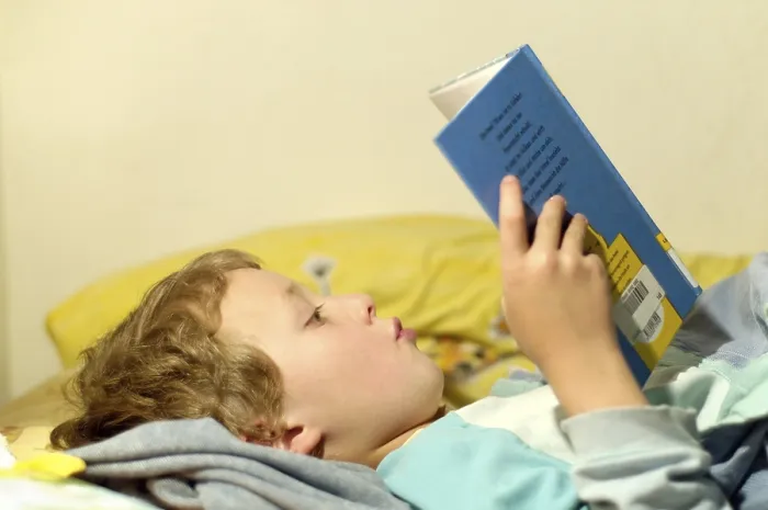 Gerahmter Druck : Junge liest im Bett. Gerahmter Druck : Junge liest im Bett.