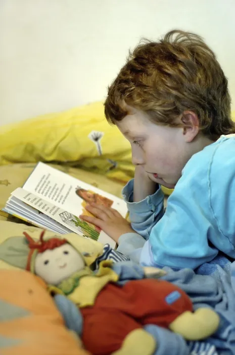 Gerahmter Druck : Junge liest im Bett. Gerahmter Druck : Junge liest im Bett.