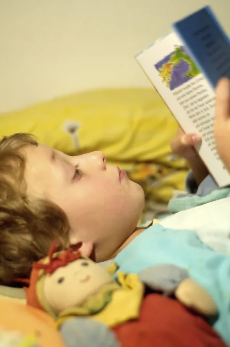 Gerahmter Druck : Ein Junge liest im Bett. Gerahmter Druck : Ein Junge liest im Bett.