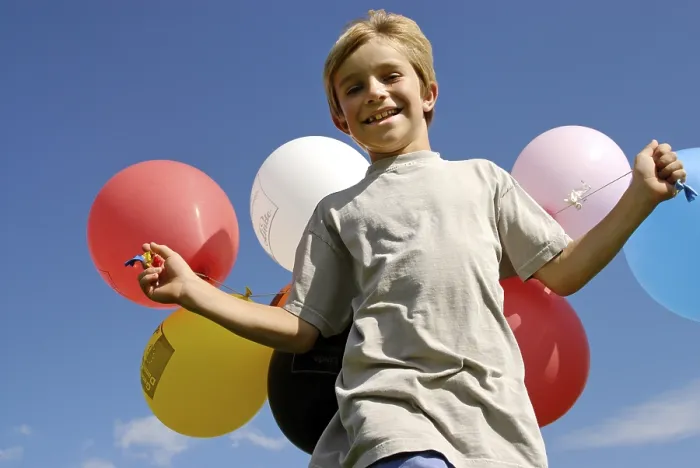 Gerahmter Druck : Ein Junge läuft mit Ballons. Gerahmter Druck : Ein Junge läuft mit Ballons.