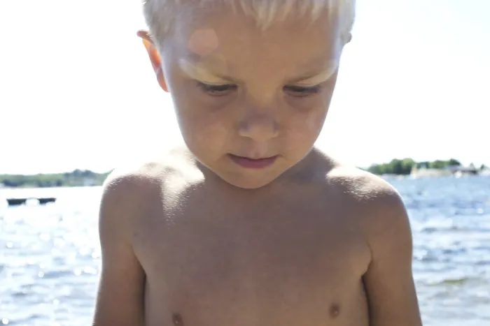 Gerahmter Druck : Junge am Meer. Gerahmter Druck : Junge am Meer.